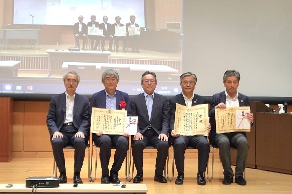 ６月９日、日本大学経済学部で行われた表彰式の様子 左から２番目：大東建託(株)賃貸未来研究所フェロー　宗 健