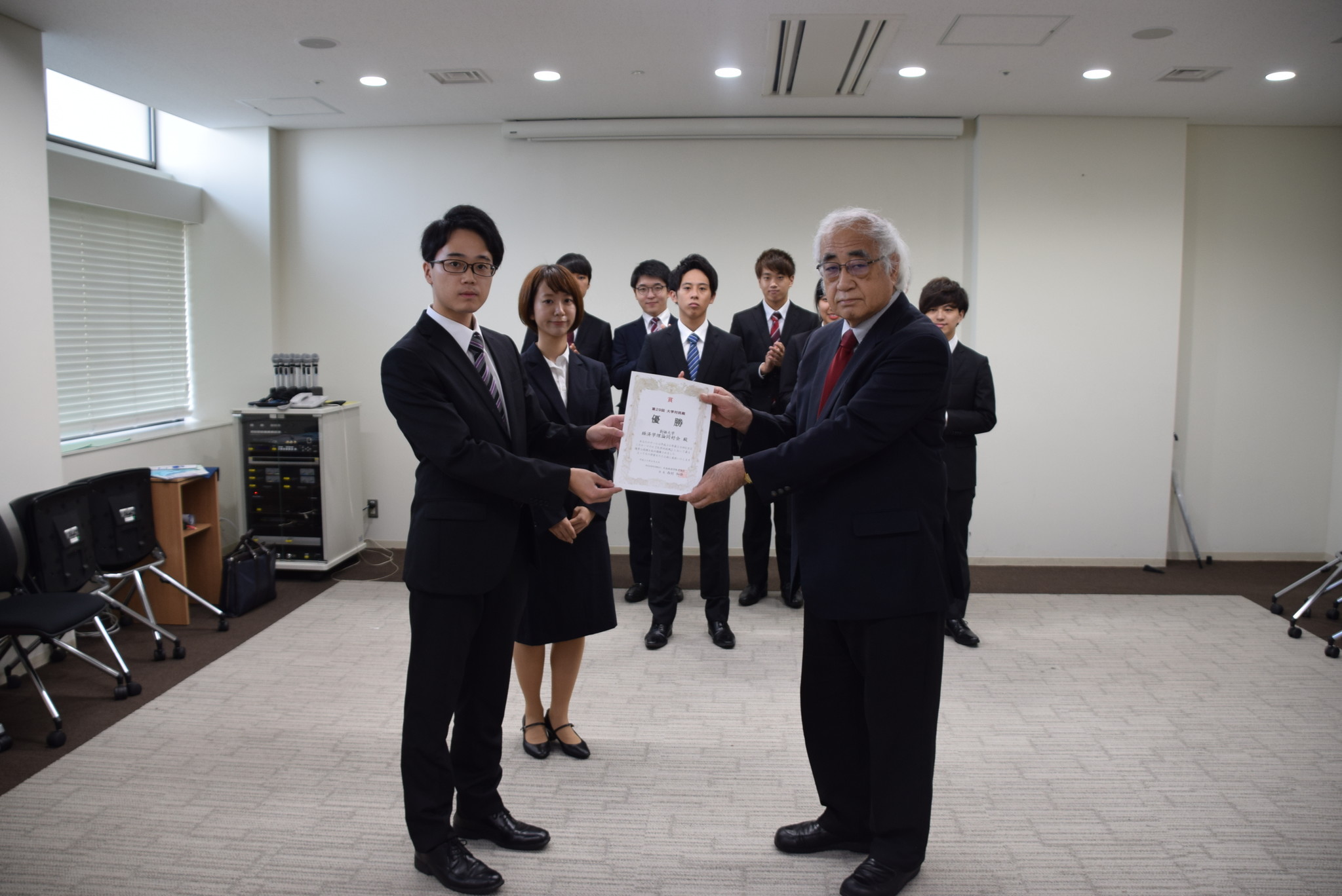 創価大学の経済学部理論同好会が経済学検定試験 Ere 大学対抗戦 において6年振り12回目の日本一に 学校法人創価大学のプレスリリース 創価大学の経済学部理論同好会が経済学検定試験 Ere 大学対抗戦 において6年振り12回目の日本一に 学校法人創価大学のプレスリリース