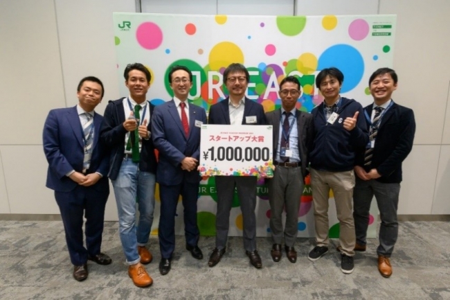スタートアップ大賞を受賞したPicoCELAの古川浩社長（中央）