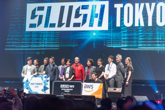 他ファイナリストや審査員、スポンサーと記念撮影をする代表の古谷。credit Slush Tokyo