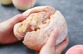 【もちもち食感の桃スイーツパン】「バゲットラビット」より累計販売数104万個※1突破の「ブール」から爽やかな桃の甘み×まろやかなチーズクリームを掛け合わせたハイブリッドな夏限定フレーバーが新登場！