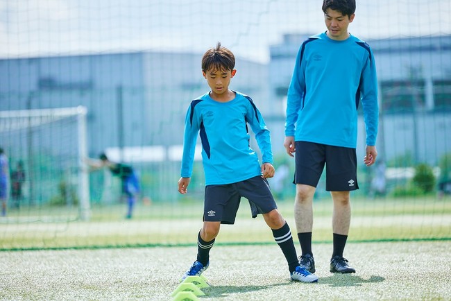 暑い時期のサッカーは大人も子どもも“あえて長袖”！『アンブロ』より夏向けの長袖プラクティスシャツを新発売｜デサントジャパン株式会社のプレスリリース