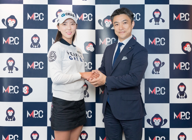 チェヨン選手(左)と 株式会社 MPandC代表取締役社長 森下尚紀(右)