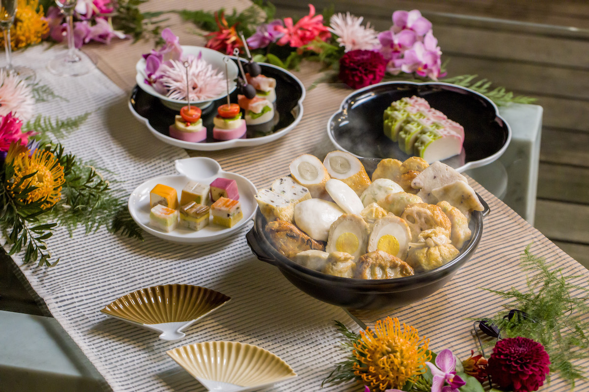 真作】//五竜/白衣観音図/桐共箱付/布袋屋掛軸HD-265