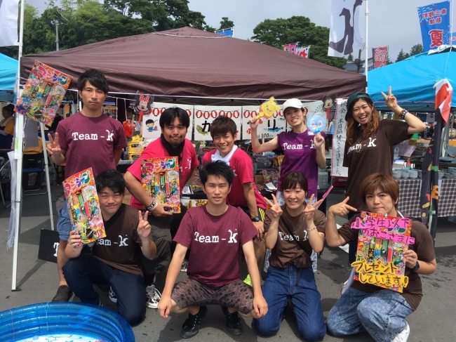 2017年、南三陸町の夏祭りで配布するTeam-Kの皆さんと副代表の安斎さん(下段左から２番目)