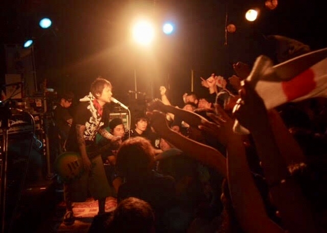 木更津でライブをしているKen Yokoyama