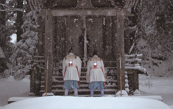 「冬の峰」松聖に選ばれた2名の山伏　写真提供：芸団協
