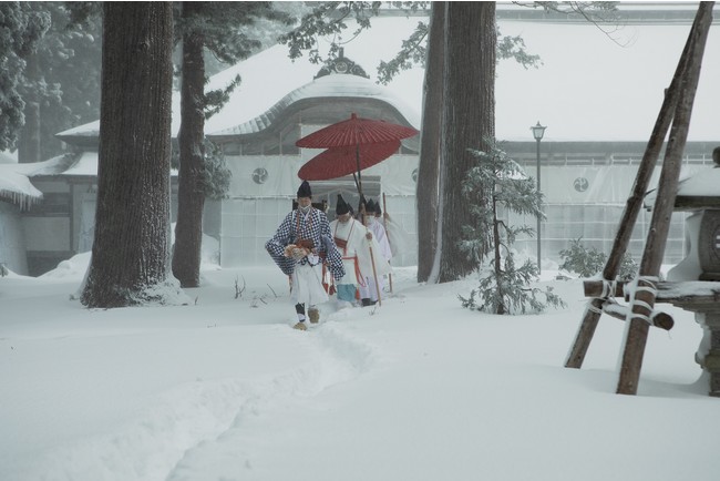 「冬の峰」斎館から、祈祷所「補屋（しつらえや）」に向かう山伏　写真提供：芸団協