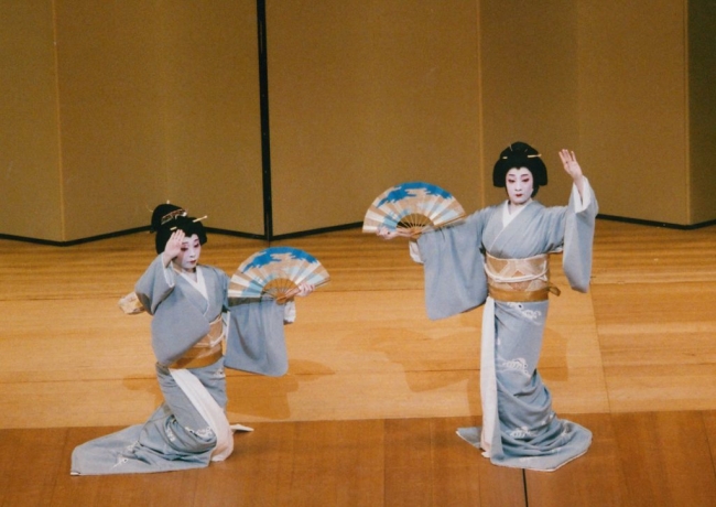 日本舞踊「青海波」　画像提供：芸団協