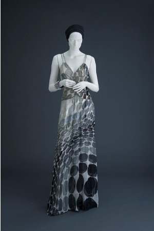 森英恵《白、グレー、黒の水玉を縫い取ったイヴニング・ドレス》1999年