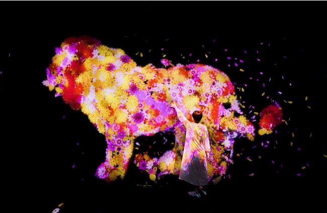 《花と共に生きる動物たち II》©チームラボ