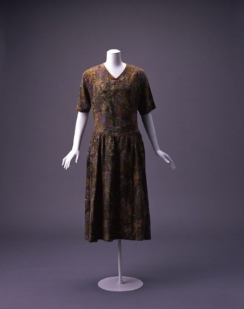 ポール・ポワレ《デイ・ドレス》1925年　テキスタイルはラウル・デュフィによる「ドゥーヴィル・またはレガッタ」