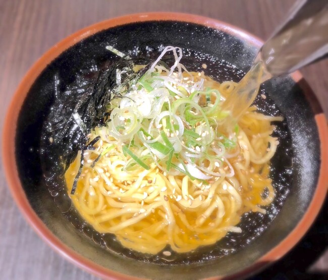 無料の「鶏スープ」を注いでラーメンのように食べてもらうこともできる