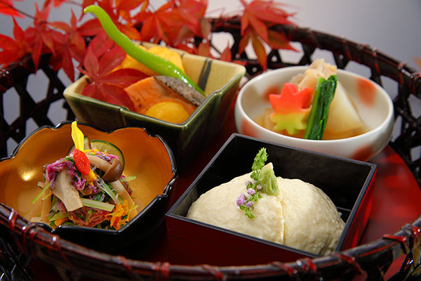 京都のお惣菜をバランスよく考えた「一汁三菜、五菜、七菜」毎日、おいしく・健康的に食べられるような定食やワンプレートを提供