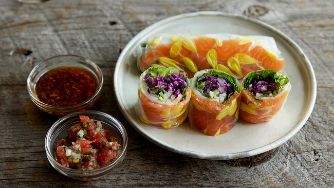 サーモンと青パパイヤの生春巻き 2種のソース サーモンと青パパイヤの生春巻き 2種のソース
