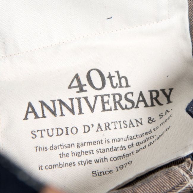 ポケットに使用される袋地であるスレーキ部分には40周年記念であることを記した記念プリントあり