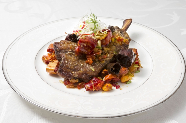 上富良野地養豚のクリスピースペアリブ・カリカリ四川唐辛子添え