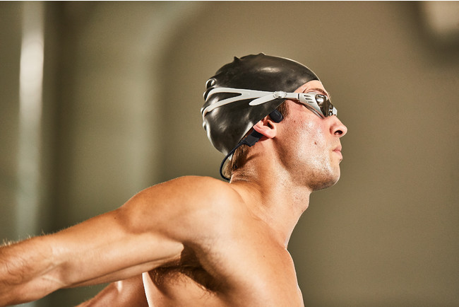 Shokz骨伝導イヤホン型オーディオプレーヤー OpenSwim | 耳をふさがず水中でも利用可能な完全防水モデルOpenSwim 販売開始
