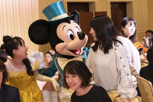 (C)Disney　キャラクターグリーティングで盛り上がるゲスト