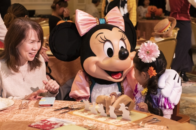 (C)Disney　キャラクターグリーティングで盛り上がるゲスト
