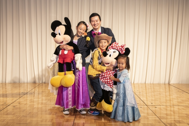(C)Disney 　パーティーで行われた抽選会の様子