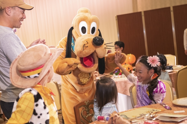 (C)Disney　キャラクターグリーティングで盛り上がるゲスト