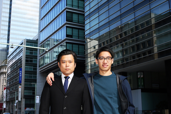 （写真左から：XTech代表取締役 西條、2019年新卒 廣川）