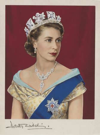 エリザベス２世》  Queen Elizabeth II by Dorothy Wilding, hand-coloured by Beatrice Johnson (1952）cWilliam Hustler and Georgina Hustler 