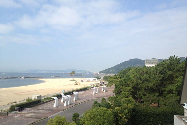 水族館からのぞむ須磨海岸　奥には明石海峡大橋