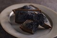【限定】世界的パティシエ 辻󠄀口博啓シェフのショコラトリー「LE CHOCOLAT DE H 」神戸北野ノスタ店から新商品が登場。兵庫で愛される、丹波の黒ごまを使用したフィナンシェ