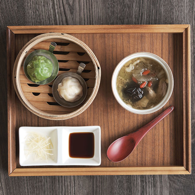 アグー豚 二色の琉球小籠包とフカヒレのヌチグスイ薬膳スープ