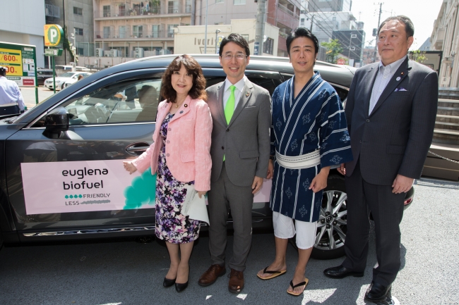 参考：片山大臣が会場から博多駅までの移動に利用した車への搭乗前のようす（6月1日福岡）