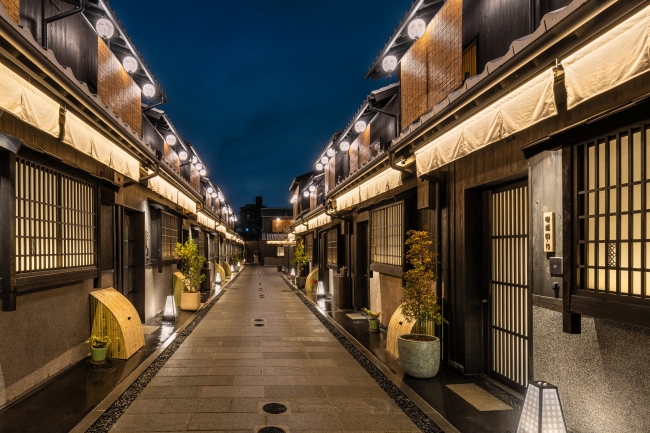 「Nazuna 京都 椿通」路地　レセプション棟を抜けると広がる艶やかな空間