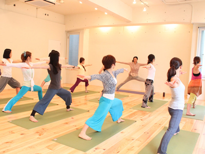 ヨガスタジオ新店オープンのお知らせ 日本最大級のヨガ情報サイト Yoga Generation プロデュースのヨガスタジオが駒沢大学 エリアにオープン 株 オハナスマイルのプレスリリース