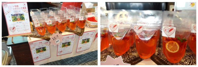 フルーツを添えた赤いアセロラドリンクを販売