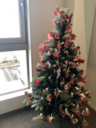 募金の数だけハートが飾り付けられたクリスマスツリー