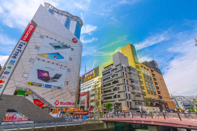 横浜駅西口・帷子川から望む当該商業ビル「ティノ（TINO）ビル」／写真提供：ピクスタ