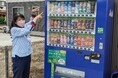 鳥取県 第一号!「CO2を食べる自販機」設置を通じ脱炭素社会を推進ヨシケイグループ&アサヒ飲料