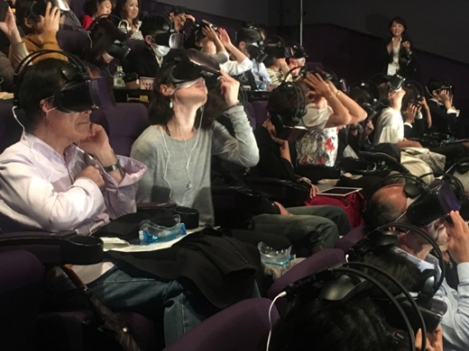 第30回東京国際映画祭『ドルフィン・マンVR』上映の様子 「IDEALENS K2＋」で約150人が作品を同時に視聴