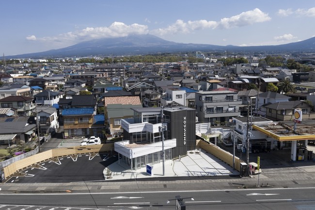 新本社と富士山　撮影：鳥村鋼一