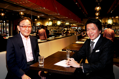 坂本孝代表取締役（左）と 著者の尾崎弘之氏（右） 俺のフレンチ・イタリアン　AKASAKAにて