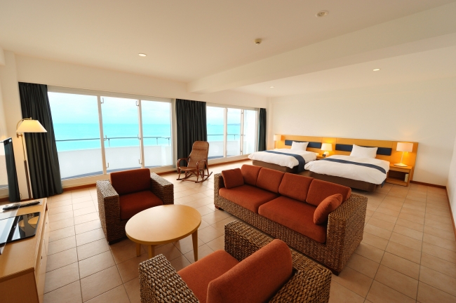 “スイートA”（3F） イーフビーチを一望する海側に面した、広々くつろげる60平米の客室。ベッドも140cmとゆったり。禁煙