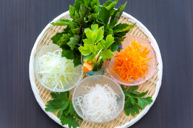 ●久米島島野菜のサラダ 青パパイヤ、島ニンジン、サクナなど、　新鮮な島の野菜をご堪能ください。
