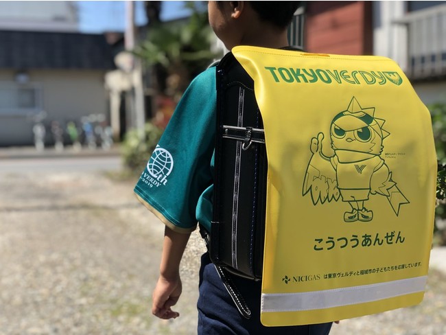 東京ヴェルディ、稲城市立小学校 新一年生にランドセルカバーを寄贈｜東京ヴェルディのプレスリリース