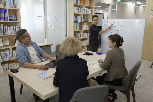 多様な業種業界から集まる社会人院生 （名古屋校ディスカッション風景）