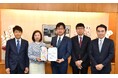 「再生医療で描く日本の未来」研究会が厚生労働省に提言書を申し入れ、仁木博文副大臣に手交。