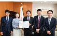 「再生医療で描く日本の未来」研究会が文部科学省に提言書を申し入れ、野中厚副大臣に手交。