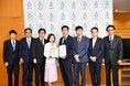 「再生医療で描く日本の未来研究会」が文部科学省に提言書を申し入れ、松本洋平文部科学大臣に手交。