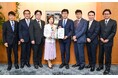 「再生医療で描く日本の未来研究会」が厚生労働省に提言書を申し入れ、仁木博文副大臣に手交。