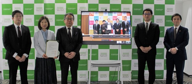 （左から）研究科長 川山竜二（社会情報大学院大学）、学長 田中里沙、理事長 東英弥、研究科長 谷野豊、主任研究員 白田範史（SDGs総研）